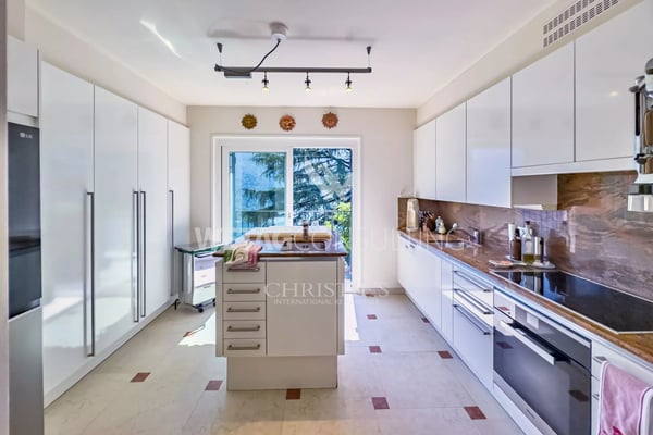 Mediterranes Flair am Luganersee: Elegante Villa mit Pool & Seeblick zu verkaufen, auch als Zweitwohnsitz möglich 7