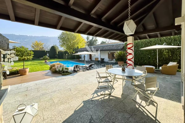 Lugano-Magliaso: Elegante Villa mit Pool, umgeben von Grün, inklusive Gäste-Dépendance 2