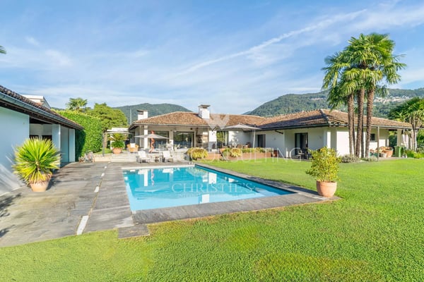 Lugano-Magliaso: Elegante Villa mit Pool, umgeben von Grün, inklusive Gäste-Dépendance 1