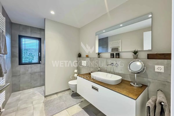 Lugano-Magliaso: Elegante Villa mit Pool, umgeben von Grün, inklusive Gäste-Dépendance 13