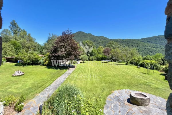 Auf einem 39.000 m² grossen Grundstück stehen in Montagnola exklusives Anwesen zum Verkauf 2