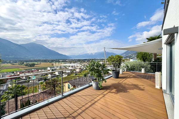 Moderne Villa mit grossen Terrassen, Panoramablick & Garten zu verkaufen in Gordola 2