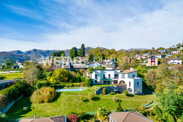 Repräsentative Villa in Lugano-Comano zu verkaufen, mit Aussenpool & herrlichem Blick auf den Luganersee 2