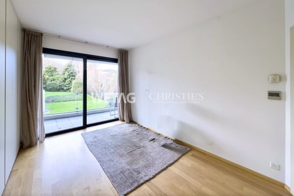 Zum Verkauf in Lugano: Moderne Duplex-Wohnung mit privatem Garten & herrlicher Seesicht, auch als Zweitwohnsitz möglich 9