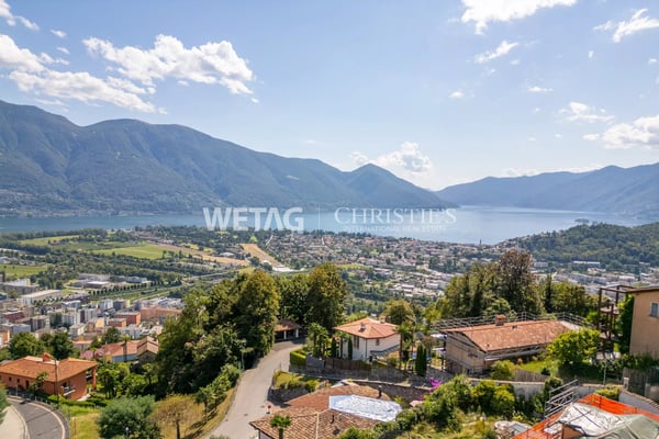 Locarno-Monti: Exklusive Wohnung mit grosszügiger überdachter Terrasse & Panoramablick zu verkaufen 1