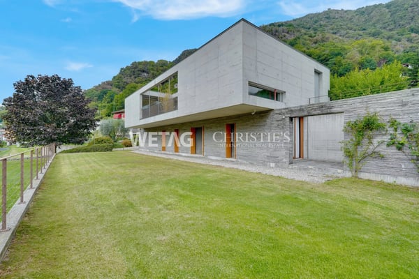 Moderne Villa mit grosszügigen Terrassen & Garten zum Verkauf in Bironico