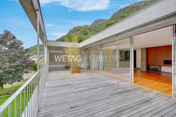 Moderne Villa mit grosszügigen Terrassen & Garten zum Verkauf in Bironico 2