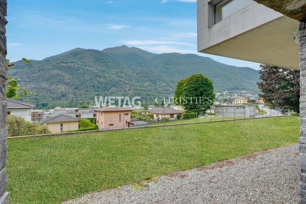Moderne Villa mit grosszügigen Terrassen & Garten zum Verkauf in Bironico 11