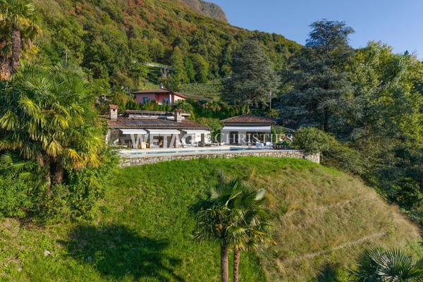 Elegante mediterrane Villa mit Swimmingpool, Poolhaus & spektakulärer Seesicht zum Verkauf in Lugano-Pugerna 2