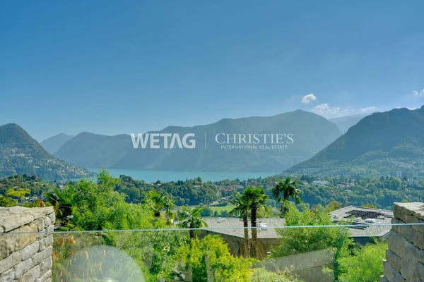 Sonnige Attikawohnung mit herrlicher Seesicht zum Verkauf in Lugano-Muzzano, mit privatem Garten & Pool auf dem Dach