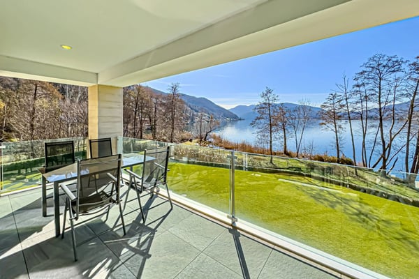 Lugano-Muzzano: Elegante möblierte 2.5-Zimmer-Wohnung mit direktem Zugang zum Luganersee zu verkaufen 1