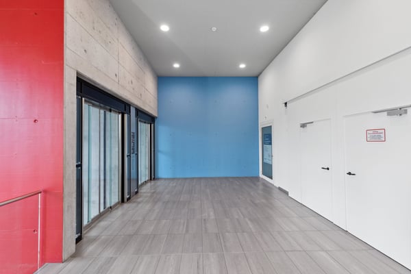 Praxisraum im 2. Stock mit Zugang zur Terrasse - Einkaufszentrum Seepark 8