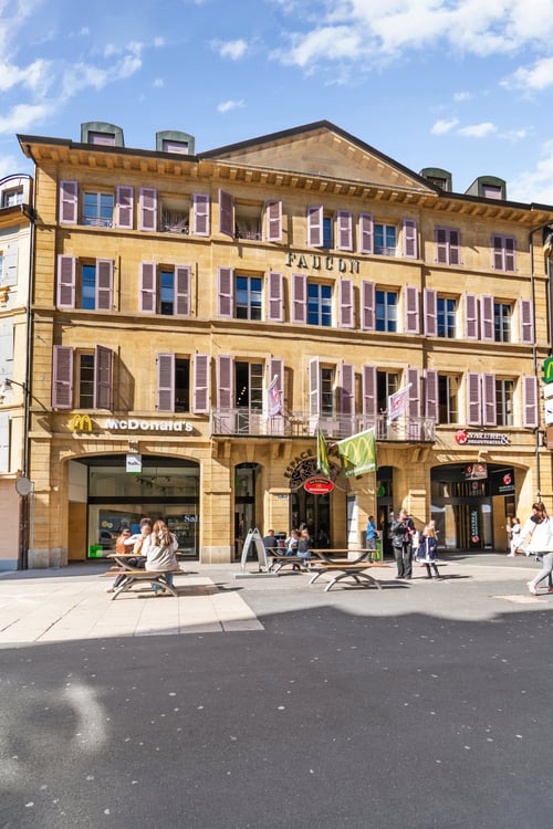 Au cœur d’une rue piétonne à fort passage 3