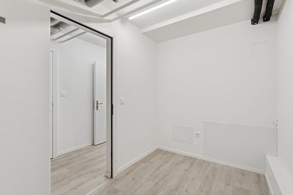 Nouvelle surface brute en rez-de-chaussée, équipée d'une vitrine 7