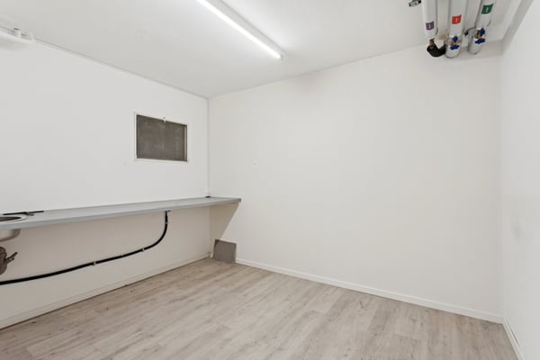 Nouvelle surface brute en rez-de-chaussée, équipée d'une vitrine 8