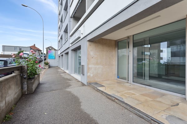 Nouvelle surface brute en rez-de-chaussée, équipée d'une vitrine 2