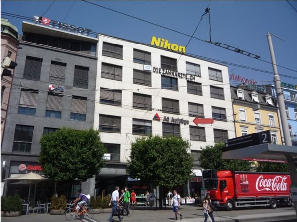 Leuchtreklame mitten auf dem Centralbahnplatz 17