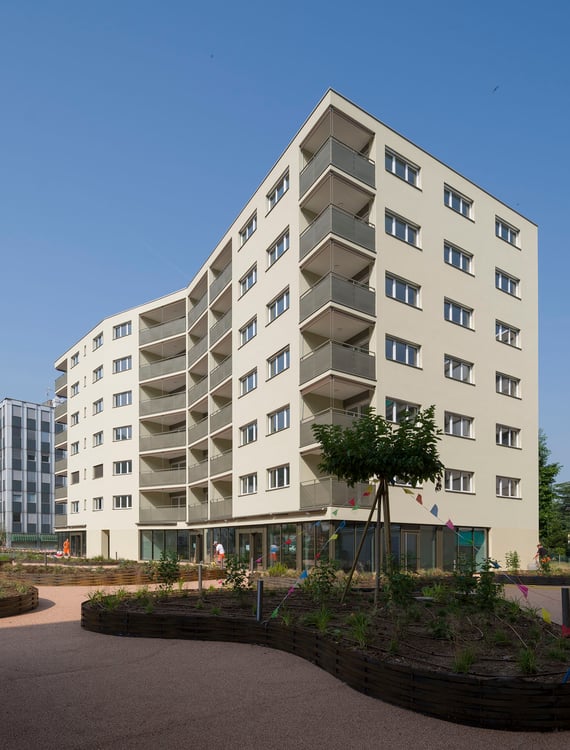 Spazio commerciale con vetrine 1