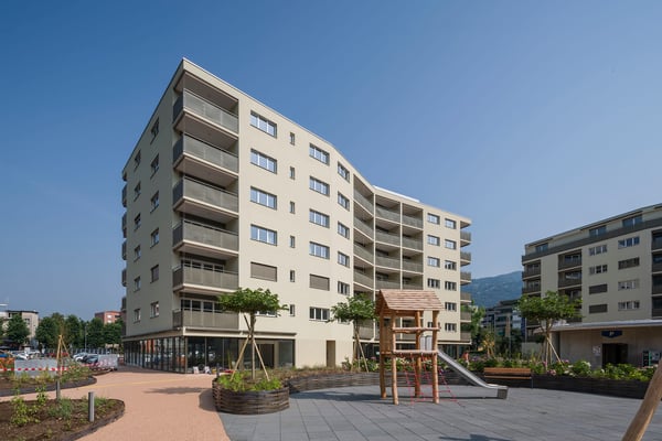 Spazio commerciale con vetrine 2