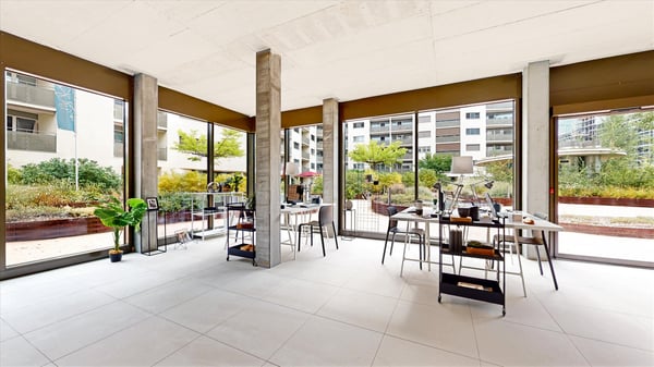 Spazio commerciale con vetrine 7