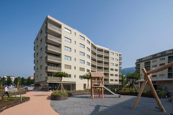 Spazio commerciale con vetrine 1