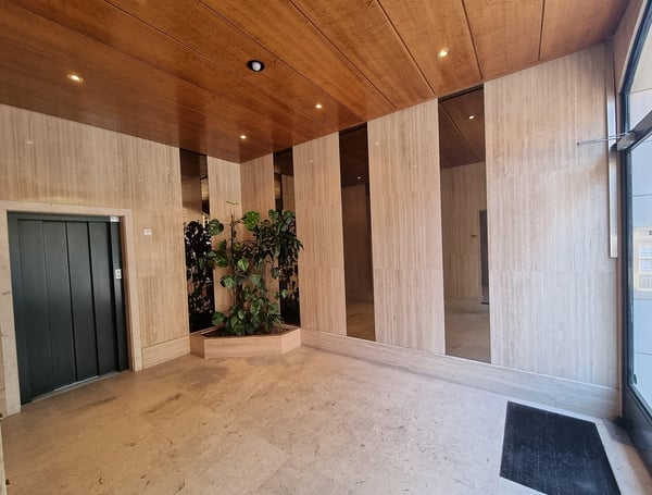 Situation privilégiée pour cette surface de 290 m2 3