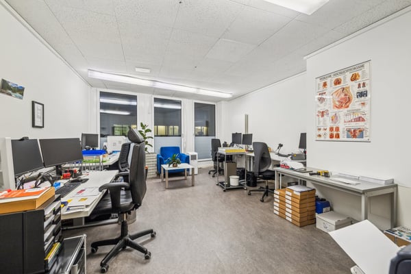 schöne helle Praxis oder Büroraum zwischen Bankverein und Aeschenplatz 3