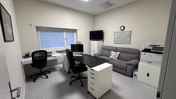Grosszügige Büro/Atelier- und/oder Verkaufs-Räumlichkeiten am Wasgenring 4