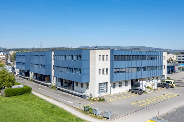 Helles Kleinbüro zum Vermieten in Steinhausen 2