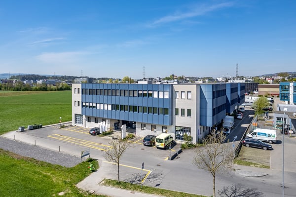 Helles Kleinbüro zum Vermieten in Steinhausen 1