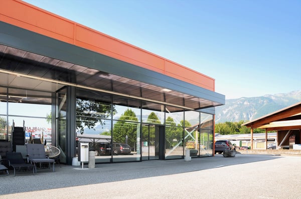 Belle surface au coeur de la zone commerciale d'Aigle 1