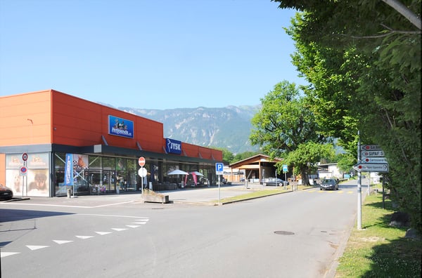 Belle surface au coeur de la zone commerciale d'Aigle 2