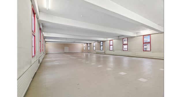 Grandes surfaces de bureaux dans un immeuble calme et bien situé 2