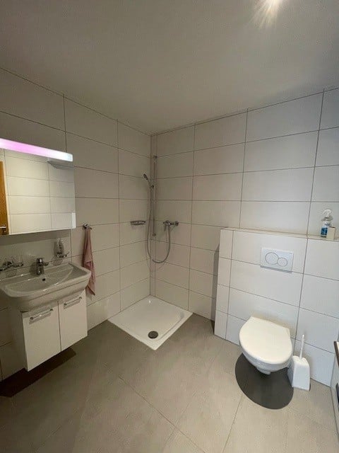 Spacieux logement lumineux de 4 pièces situé dans un immeuble récent 5