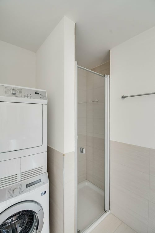 Modernes Zuhause mit Balkon und Blick ins Grüne 5