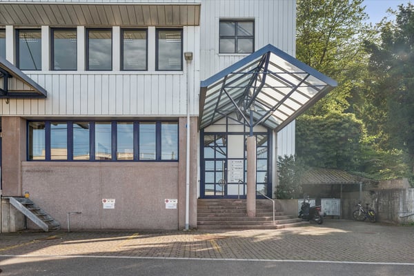 Arbeiten mit Seesicht: Attraktive Bürofläche im Herzen von Horgen 2