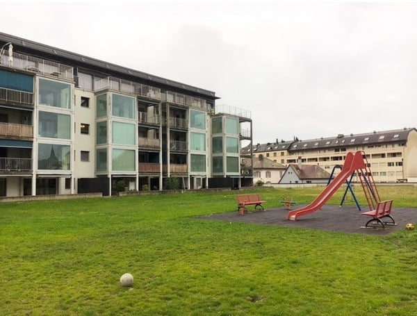 «Au coeur de Peseux, dans bâtiment de la COOP, avec balcon et loggia»