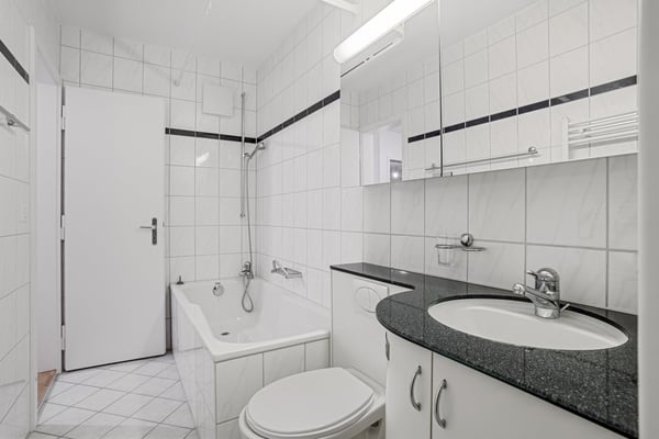 Zentrale 2-Zimmer-Wohnung mit Balkon in Biel 3