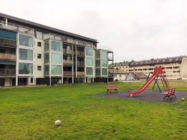 Peseux, place de parc intérieure dans parking bâtiment de la COOP