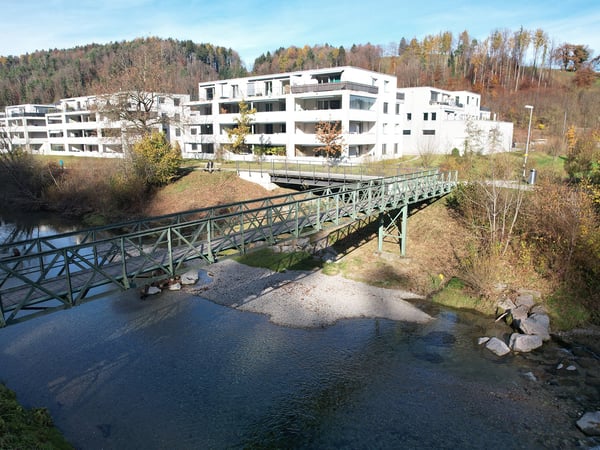 Moderne 1.5-Zimmer-Wohnung mit grosszügigem, verglastem Balkon und Disponibelraum 9