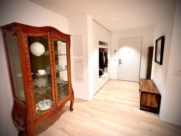 Moderne 1.5-Zimmer-Wohnung mit grosszügigem, verglastem Balkon und Disponibelraum 5