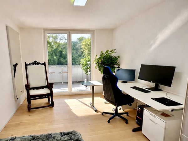 Moderne 1.5-Zimmer-Wohnung mit grosszügigem, verglastem Balkon und Disponibelraum 6
