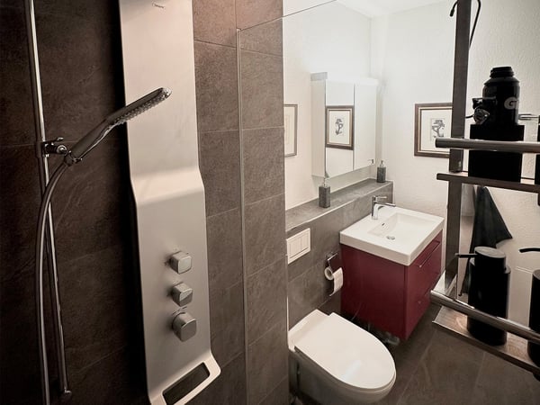 Moderne 1.5-Zimmer-Wohnung mit grosszügigem, verglastem Balkon und Disponibelraum 8