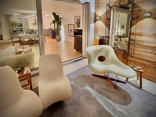 Moderne 1.5-Zimmer-Wohnung mit grosszügigem, verglastem Balkon und Disponibelraum 7