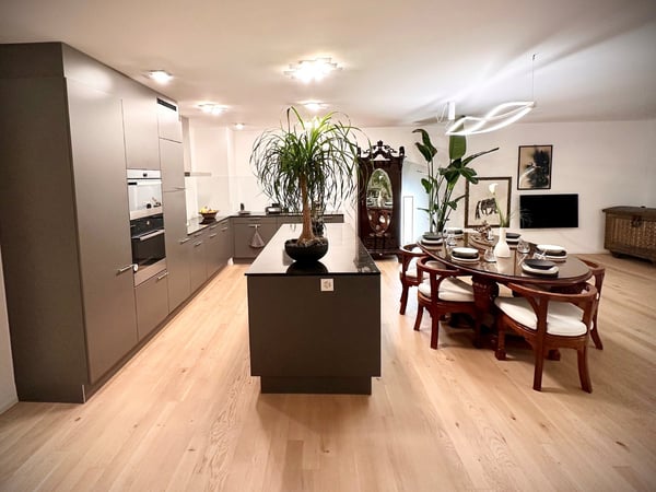 Moderne 1.5-Zimmer-Wohnung mit grosszügigem, verglastem Balkon und Disponibelraum 4