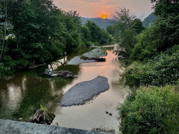 Moderne 1.5-Zimmer-Wohnung mit grosszügigem, verglastem Balkon und Disponibelraum 12