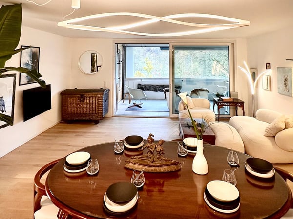 Moderne 1.5-Zimmer-Wohnung mit grosszügigem, verglastem Balkon und Disponibelraum 2