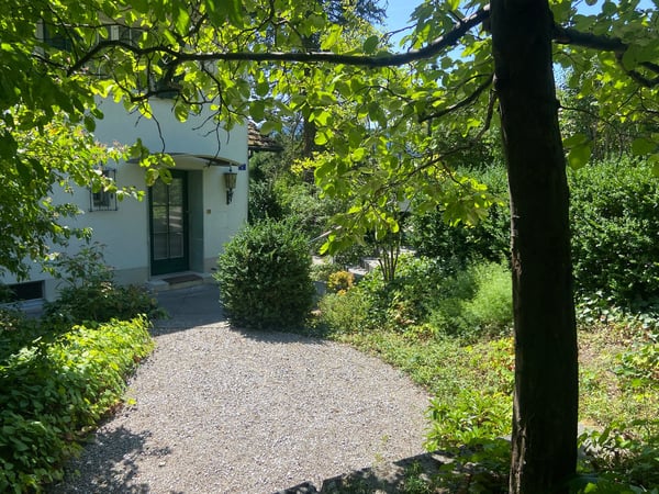 einseitig angebautes Einfamilienhaus mit separatem Garagengebäude und parkähnlicher Gartenanlage 7