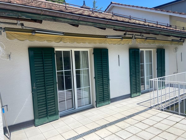einseitig angebautes Einfamilienhaus mit separatem Garagengebäude und parkähnlicher Gartenanlage 17