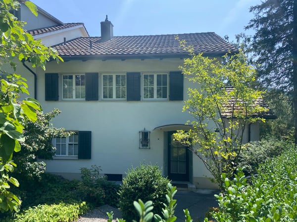 einseitig angebautes Einfamilienhaus mit separatem Garagengebäude und parkähnlicher Gartenanlage 6